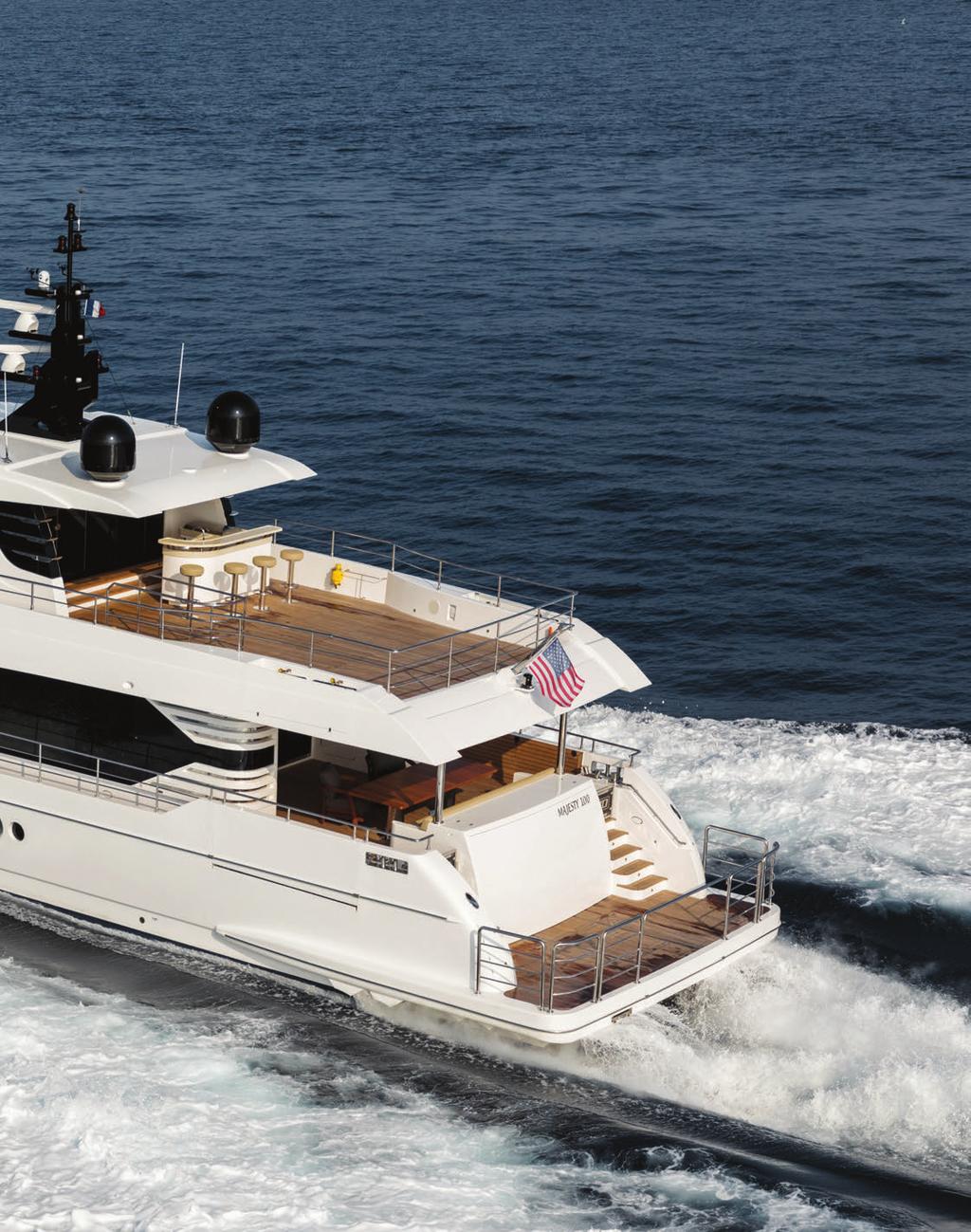 123 100 Majesty Yachts ın Monako da keşfetme fırsatı bulduğumuz en küçük modeli Majesty 100, tasarımıyla hem çok konforlu