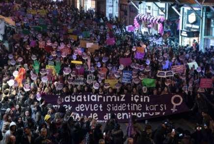 25 Kasım da İstanbul da Erkek Devlet Şiddetine İtaat Etmiyoruz, Hayatlarımızdan da Mücadelemizden de Vaz Geçmiyoruz diyerek yürüdük. 25-26 Kasım 2017 de TMMOB V.