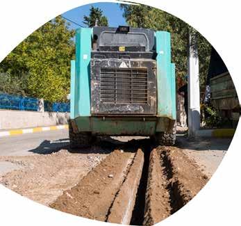 Hidrolik olarak ayarlanmış derinlik ve yan kaydırma fonksiyonları, kabin içerisinden kolaylıkla çalıştırılabilir.