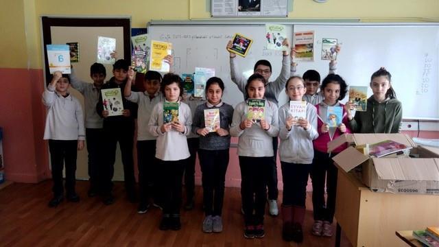 TEŞEKKÜRLER Yarı yıl tatiline girmeden sizlerin desteği ile topladığımız kitapları Eskişehir de Şehir Halil Durmaz Ortaokulu na iletmiştik.