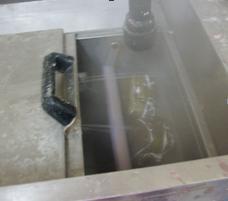Sıcak su, makinede bulunan duģtan sağlanır. Geçici kaide plağı spatül ile kaldırılarak atılır ve mumlar, devamlı akan suyun altında iyice temizlenir. Resim 2.