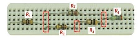 Ayrıca birden fazla breadboard kendi aralarında çentikleri sayesinde birleşetirerek daha büyük devre tahtası elde etmiş oluruz.