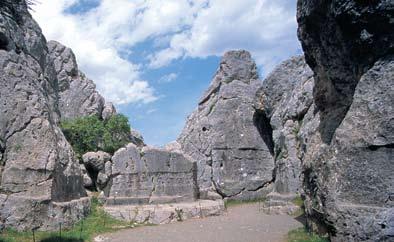 Yazılıkaya Hattuşa nın en büyük ve etkileyici kutsal mekânı, şehrin dışında yer alan, yüksek kayalar arasına saklanmış Yazılıkaya Tapınağı dır.