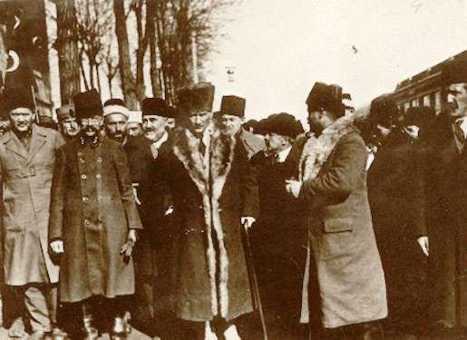 25 OCAK 1923 Sabah Alaşehir'e gelişi ve Hükümet Alanı'nda konuşması: "...Arkadaşlar! Bundan sonra pek önemli zaferlere kavuşacağız.