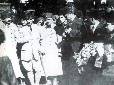 27 OCAK 1923 Atatürk'ün, sabah Karşıyaka istasyonunda trenden inerek annesinin mezarını ziyareti ve konuşması: ".
