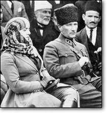 29 OCAK 1923 Mustafa Kemal, İzmir'de Lâtife (Uşaklıgil) Hanım'la evlendi. Nikâh, Muammer Bey'in Göztepe'deki köşkünde yapılmış, sonra Anadolu Ajansı ile duyurulmuştur.