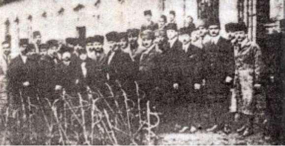 Milletimiz mazisinden değil, Artık istikbâlinden mesuldür Gazi Mustafa Kemal ve Türkiye (İzmir) İktisat Kongre Delegelerinden Bir Grup, Kongre Binası önünde, 27 Şubat 4 Mart 1923