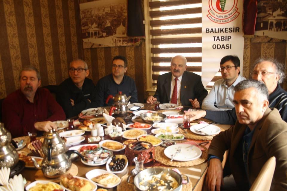 Balıkesir Tabipler Odası yönetiminin 10 Mart 2018 günü basın ile yaptığı sabah kahvaltısı sonrası Savaştepe'de geçtiğimiz yıl oda tarafından bir parkta yaptırılan Kurtuluş savaşında büyük direnç