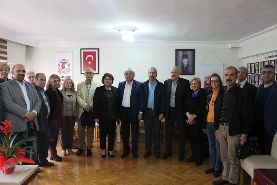 14 Mart Tıp Haftası nedeni ile CHP Balıkesir Milletvekili Mehmet TÜM,ve Karesi İlçe Başkanı Dilek Yalçın ile
