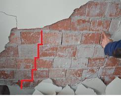 Uygun olmayan granülometri ve içerikteki malzemenin kullanılması da betonun kalitesinin düşmesine ve yapısal hasarlara neden