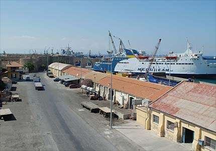 8 Yük ve yolcu limanlarının kentsel yerleşim alanları tarafından çevrelenmiş olması: Kuzey Kıbrıs Türk Cumhuriyeti nin en büyük deniz ulaşım kapısı Gazimağusa Limanı dır.