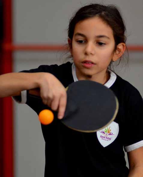 Masa Tenisi Geleceğin Raket Şampiyonları Hayatta Yetişiyor Bir masanın iki tarafındaki sporcuların ellerindeki raketler yardımıyla küçük bir topu, masanın ortasına gerilmiş ağ üzerinden karşı tarafa