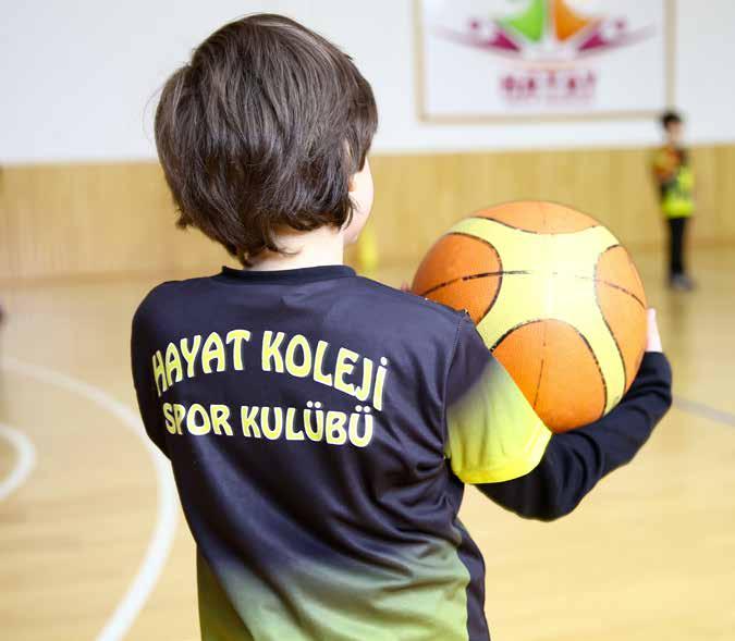 Basketbol Basketbol, 8 yaşından itibaren tüm çocuklara önerilen bir spordur. Basketbol, çocuklara sosyalleşme ve paylaşma konusunda yarar sağlar, aidiyet hissi kazandırır.