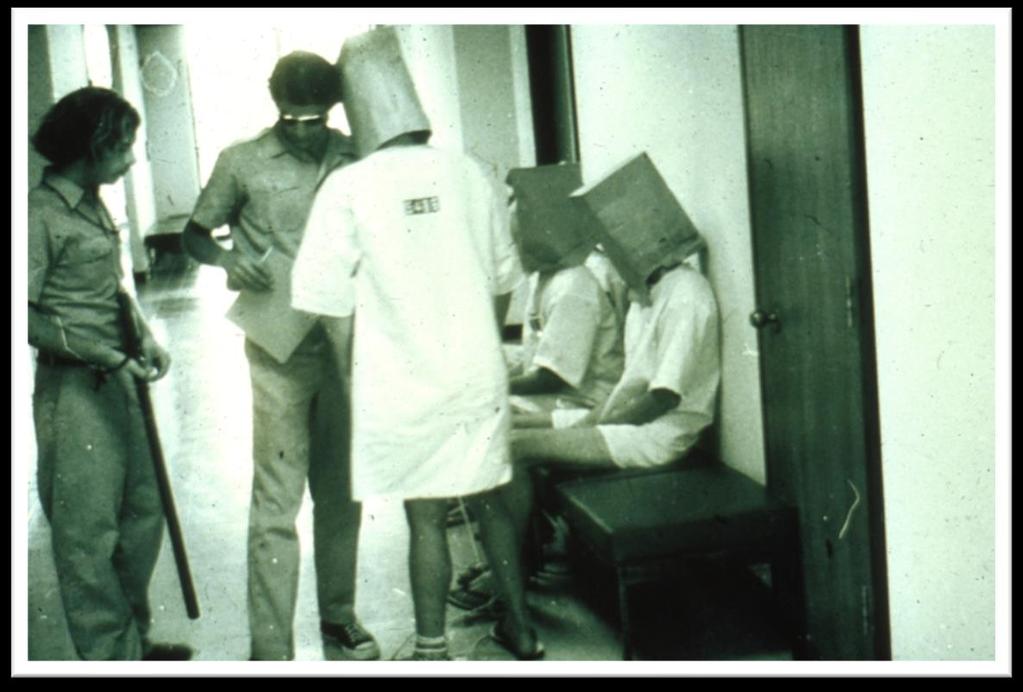 psikolojik açıdan sağlık problemi olmayan katılımcılar belirlendi. Deneyde katılımcılar gardiyanlar ve mahkumlar olmak üzere rastgele iki gruba ayrıldı.