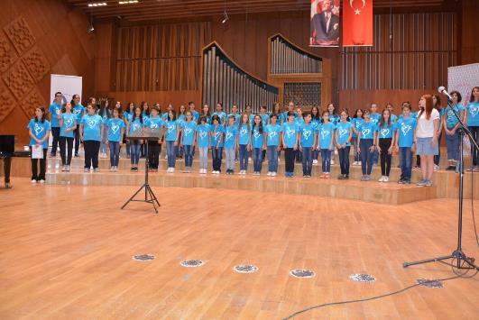 Bunların yanında çok sayıda topluma hizmet konseri gerçekleştiren koro konserlerden elde ettiği gelirler ile ihtiyacı olan okulları belirleyip yardımlar gerçekleştirmekte.