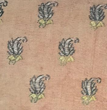 yüzyılın ilk yarısına ait kadife çatma kumaşın birim raporunu, sekiz dilimli madalyon ile bu madalyonları dört yandan birbirine bağlayan rozet şeklindeki bitkisel motifin hem dikey hem de yatay