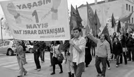 6 HAZİRAN 2015 Mudanya da 1 Mayıs Mudanya'da Emek ve Demokrasi Platformu'nun bileşenleri Mudanya'da 1 Mayıs'ın nasıl örgütleneceği, neler yapabileceği hakkında günler öncesinden toplantılar yaptı.
