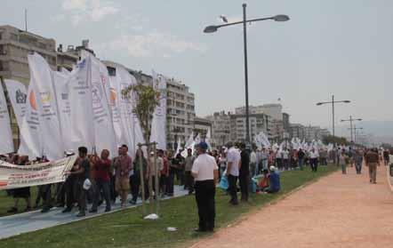 1 Mayıs Coşkusuna Ortak Olduk! İZMİR DE KİTLESEL 1 MAYIS KUTLAMASI 1 Mayıs İşçi Sınıfının Birlik, Mücadele ve Dayanışma Günü mitingi, İzmir de Gündoğdu Meydanı nda gerçekleşti.