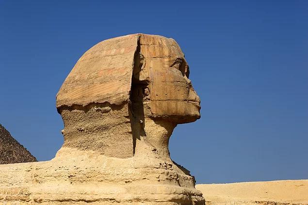3. Sfenks Sfenks büyük ihtimalle önünde yer aldığı piramidi yaptıran Kefren'in yüzünü taşımaktadır. Toprağın kazılarak, yukarıdan aşağıya doğru yapıldığı iddia edilir.