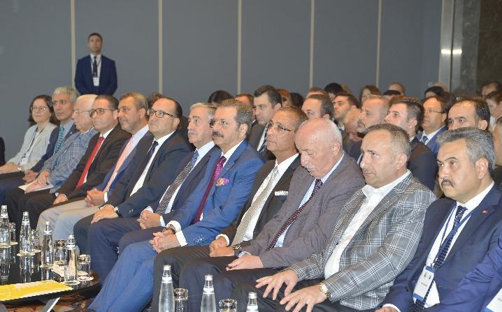 Hisarcıklıoğlu, Türkiye iş dünyası olarak, Kıbrıs Türklerinin yanında olacaklarını, Kıbrıs ta adil ve kalıcı çözüm sürecini her zaman desteklediklerini ve desteklemeye de devam edeceklerini söyledi.