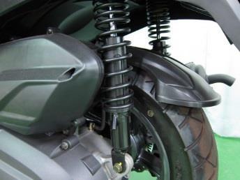 Arka Amortisör Yükleme durumuna göre motosikletin amortisörünü ayarlamak için, arka amortisör yay konumunu değiştirmeniz yeterli olacaktır.