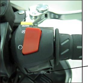 3- Sol (arka) fren kolunu sıkın. NOT : Elektrikli marş motoru yalnızca sol(arka) veya sağ (ön) fren kolu sıkıldığında çalışacaktır. 4- Gaz kelebeği kapalıyken, marş düğmesine(1) basın.