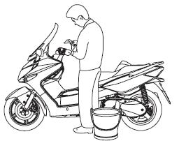 Yıkama; 1. Gevşek kiri uzaklaştırmak için motosikleti soğuk su ile durulayın. 2. Motosikleti soğuk su kullanarak bir sünger veya yumuşak bez ile silin.