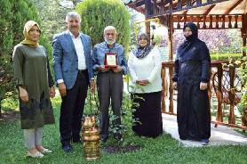 A kyurt Belediyesi nin düzenlediği En Güzel Bahçe ve Balkon Yarışması nda, Büğdüz Mahallesi nden Osman Çankaya, bahçe kategorisinde birinci oldu.