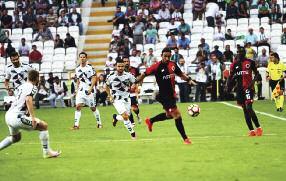 30 Spor OSMANLI NIN BİLEĞİ LİGDE DE BÜKÜLMÜYOR Nihat Uçar T arihinde ilk kez mücadele ettiği Avrupa Kupası maçlarında yenilgisizliğini sürdüren Osmanlıspor un ligde de bileği bükülmüyor.
