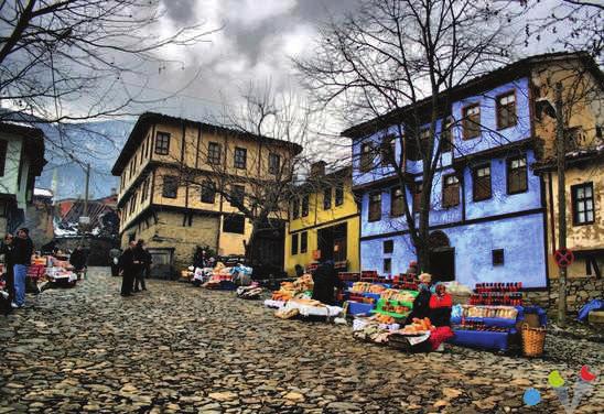 arnavut kaldırımlı dar sokakr; ant k çağda apolyont orak b l nen bu köyün güzell kler nden yalnızca b rkaçıdır.