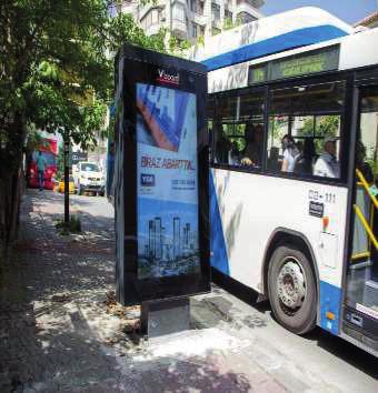 üstündeki Vboard umuz, otobüs durakları yanında