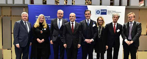 Im Anschluss sprach Mehmet Şimşek über das Thema Turkey and Europe - Strong Partnership in Challenging Times. Anschließend stellte sich der Minister eine volle Stunde lang den Fragen der Gäste.