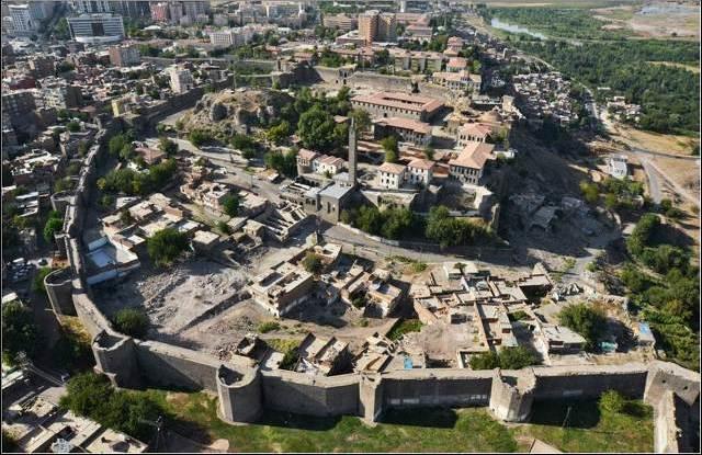haline dönüşmesine önemli bir katkı sağlamıştır. 2015 Diyarbakır Kalesi ve Hevsel Bahçeleri Kültürel Peyzajı; iki ana bileşenden oluşmaktadır.