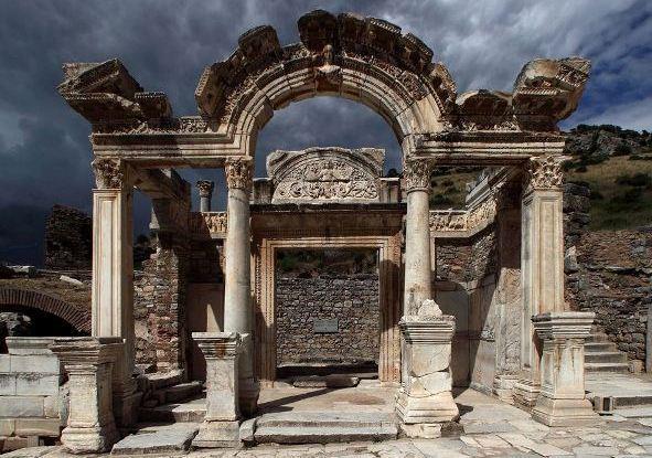 Camii, Artemision), Efes Antik Kenti ve Meryem Ana Evi olmak Ortaçağ Dönemi nde İpek Yolu nun Kafkaslardan Anadolu ya üzere dört bileşenden oluşmaktadır.