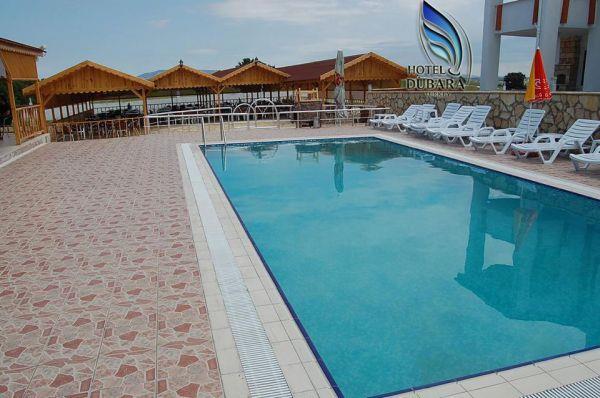 94 Dubara Otel; Enez e 20 km. uzaklıktaki Sultaniçe Köyü sahilinde bulunan otel, turizm işletme belgelidir ve yöredeki tek 3 yıldızlı oteldir.