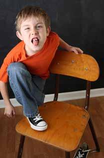 Okul çağındaki çocuklar benzer davranışları daha az sıklıkta sergilerler. Oturmakta zorluk çekerler, sürekli kıpırdanırlar ve aşırı konuşurlar.