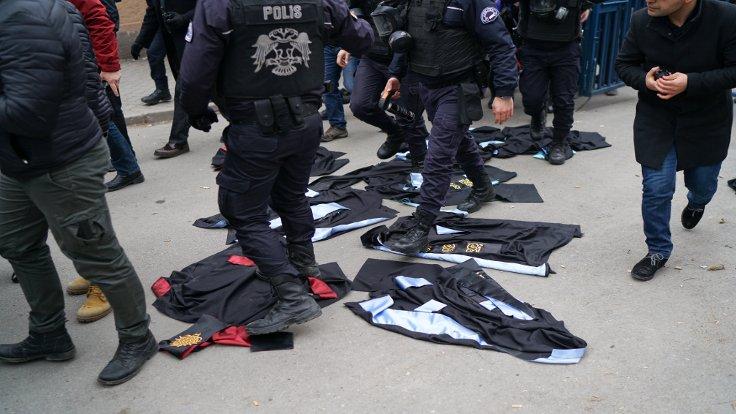 Sokağa çıkma yasaklarını protesto eden hukukçuların yargılanmasına başlandı Sokağa çıkma yasaklarına ve sivil ölümlere dikkat çekmek için Beyoğlu Tünel de oturma eylemi ve basın açıklaması yapan KHK