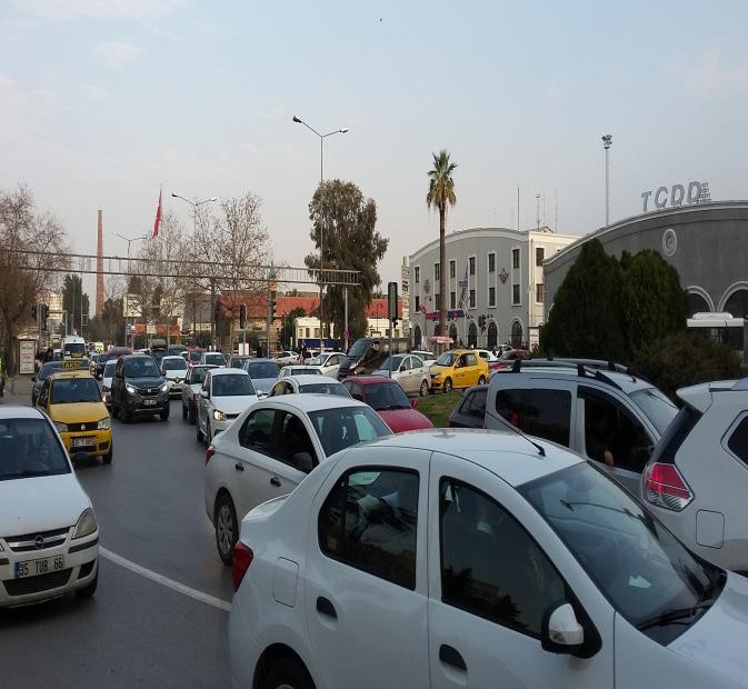 gözlemlenmektedir. Trafik mühendisliğinde belli bir noktadan sonra şerit sayısı azalıp daralan yollar için trafik darboğazı (traffic bottleneck) terimi kullanılır.