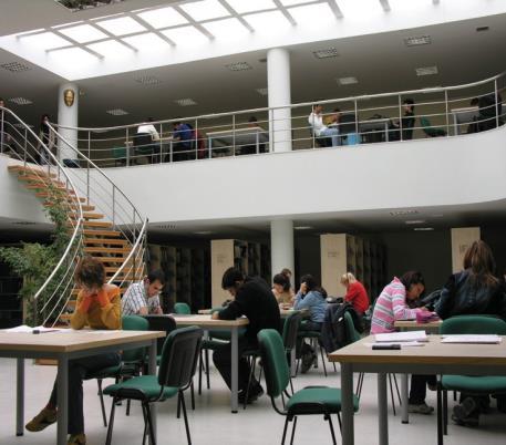 V. FAKÜLTEMİZDEKİ BÖLÜMLER Kütüphane Fakültemizden bir görünüm Fakültemizde bulunan 2 katlı modern kütüphane 2002 yılında yeniden inşa edilerek öğrencilerimiz ile öğretim elemanlarımızın
