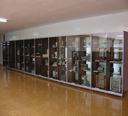 MÜZE Eczacılık Müzemiz üç kısımdan oluşmaktadır: İlaç Müzesi; Osmanlı Dönemi ile Cumhuriyet in ilk 30 yılında kullanılan hazır ilaçlar, ilaç yapımında kullanılan ilaç hammaddeleri ve bitkilerden
