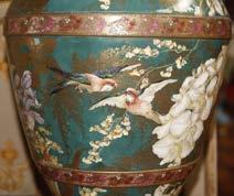 Eserin tamamında zemin koyu yeşil renkte olup, gövdeyi tamamen saran çeşitli çiçek motifleri ve kuş figürleri ile bezenmiştir.