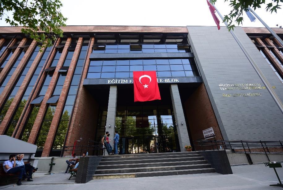 Edebiyat Fakültesinde eğitim-öğretimin yanı sıra; bilimsel danışmanlık ve bilirkişilik hizmetleri, arkeoloji, sanat tarihi, sosyoloji ve tarih ile ilgili inceleme ve uygulama gezileri, sosyoloji,