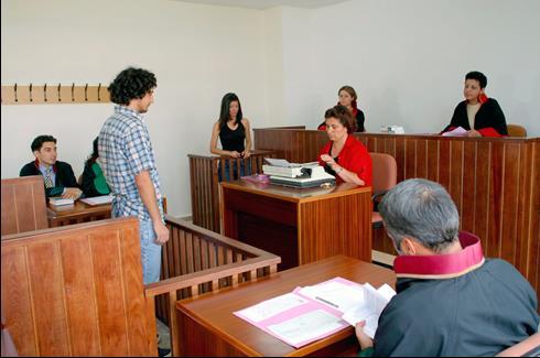 Öğrenimleri süresince öğrencilere; tasarımcı kişilik, bilimsel düşünme ve üretme alışkanlıkları kazandıran Fakültenin tüm bölümlerine ön kayıt ve "Özel Yetenek Sınavı" ile öğrenci alınmaktadır.