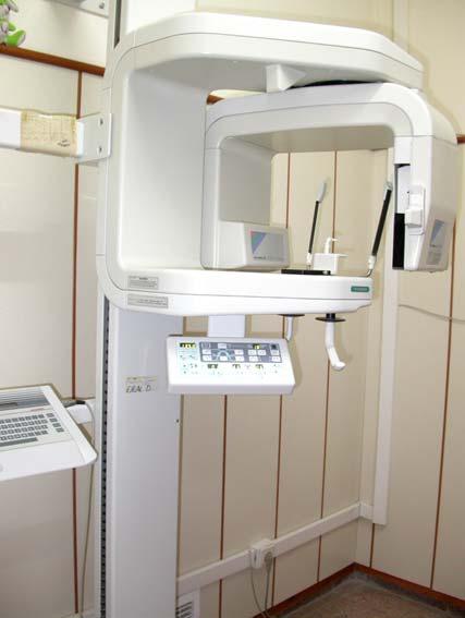 58 Şekil 5: Panoramik radyografilerin çekildiği röntgen cihazı Elde edilen filmler, otomatik film banyo makinesi