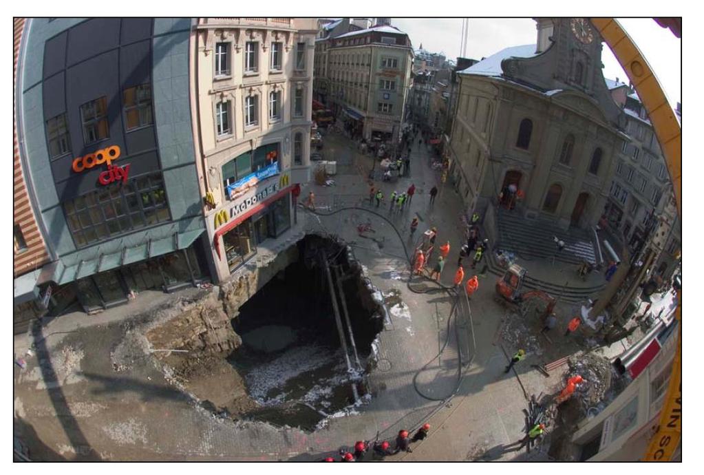 Münih teki metro tünel açılması sırasında meydana gelen yerüstü göçüğü, 2006 Yerüstünde ilerleyen arın+tavan göçük konturu Kaynak: