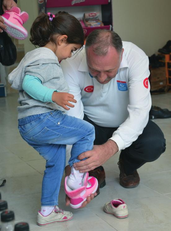 Paylaşım noktalarımızda bulunan ürünler, bağışçılarımız tarafından ihtiyaç sahiplerine dağıtılmak üzere bağışlanmış ayni yardımlardır.