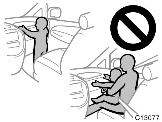 Çocuðun ön koltukta ayakta ya da dizleri üzerinde durmasýna izin vermeyiniz. Hava yastýðýnýn açýlma kuvveti çocuðun ciddi biçimde yaralanmasýna veya ölmesine neden olur.