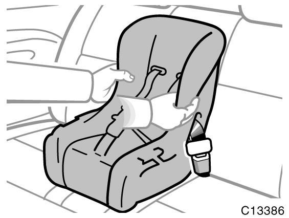2. Çocuk koltuðunu güvenli bir biçimde yerine sabitlemek için koltuðu araç koltuðunun minderine ve