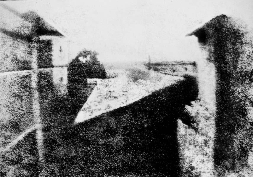Camera obscura nın yeniden yorumlanması ile günümüz fotoğraf tekniklerinin kullanıldığı ilk gerçek görüntüyü kaydedebilen fotograf makinesi 1839 yılında İngiliz matematikçi ve bilimadamı olan John