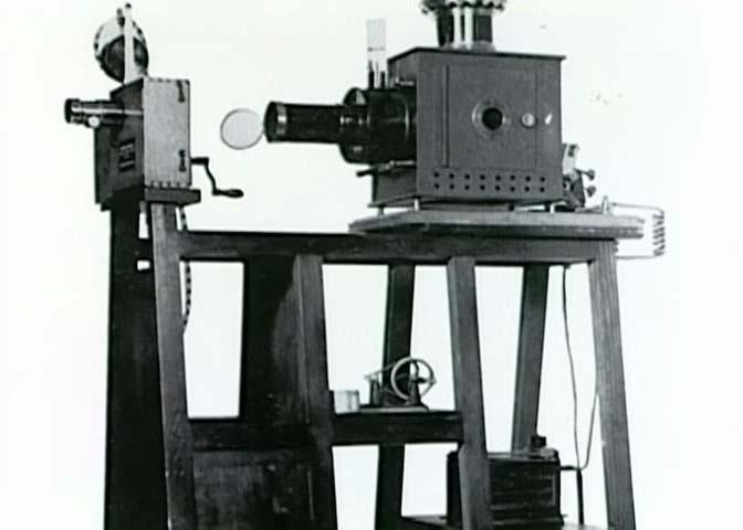 Lumiere kardeşler 35 mm film şeridi kullanan ve aynı zamanda gösterici olarak çalışan bir kamera icat etmişlerdir. Kamera, 35 mm kameralar uzun yıllar kullanılmış, çekimler ve gösterimler yapılmıştır.